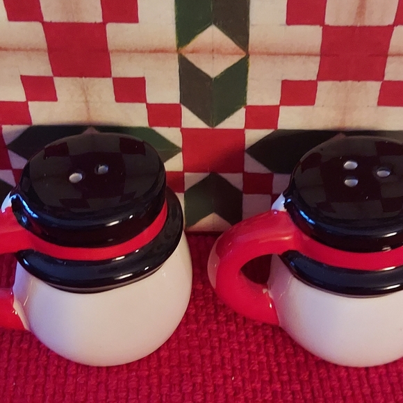 Snowmen Mug Style Salt & Pepper Shakers - Picture 6 of 10
